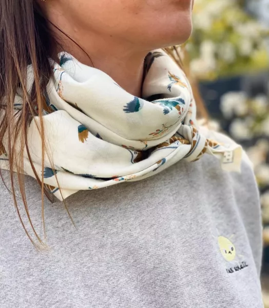 big-foulard-latika-cerisier-fleur-de-vanille-1.webp