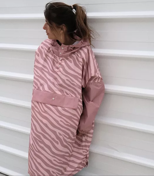 poncho-de-pluie-zebra-poule-party-2.webp